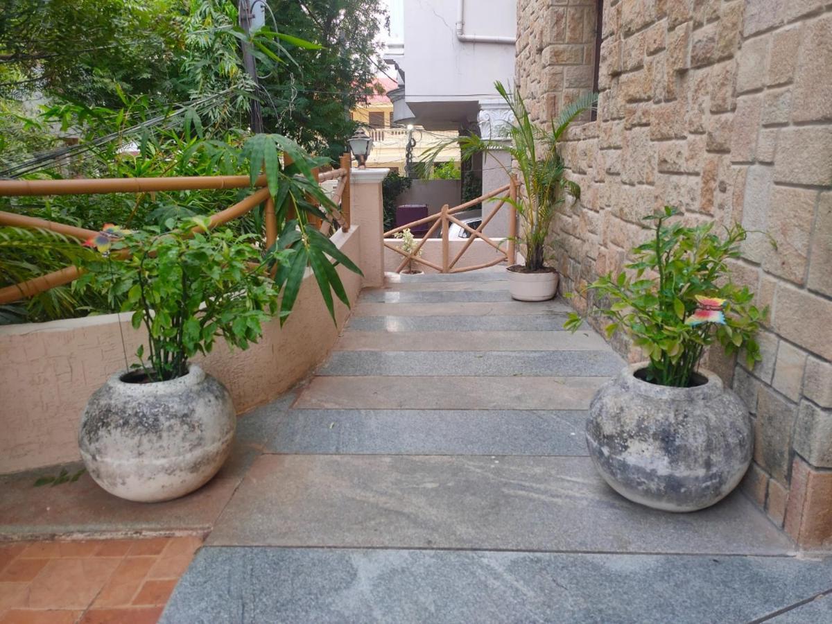 Nomads Nest Hyderabad Exterior photo